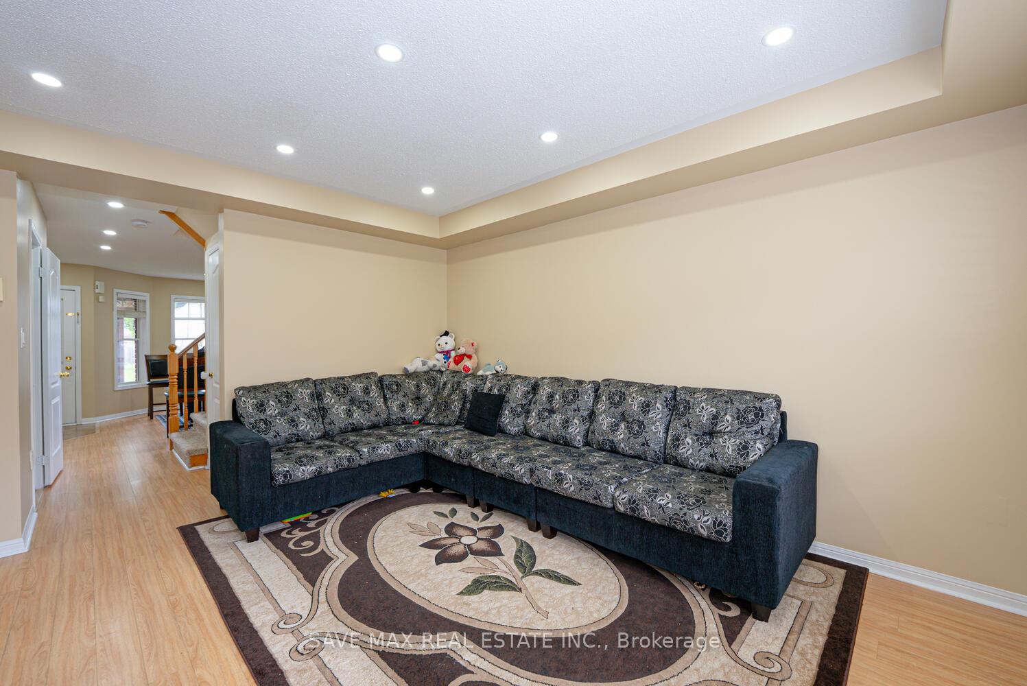Photo 10 of 114 Decker Hollow Circle, Brampton, Credit Valley — HOMEH