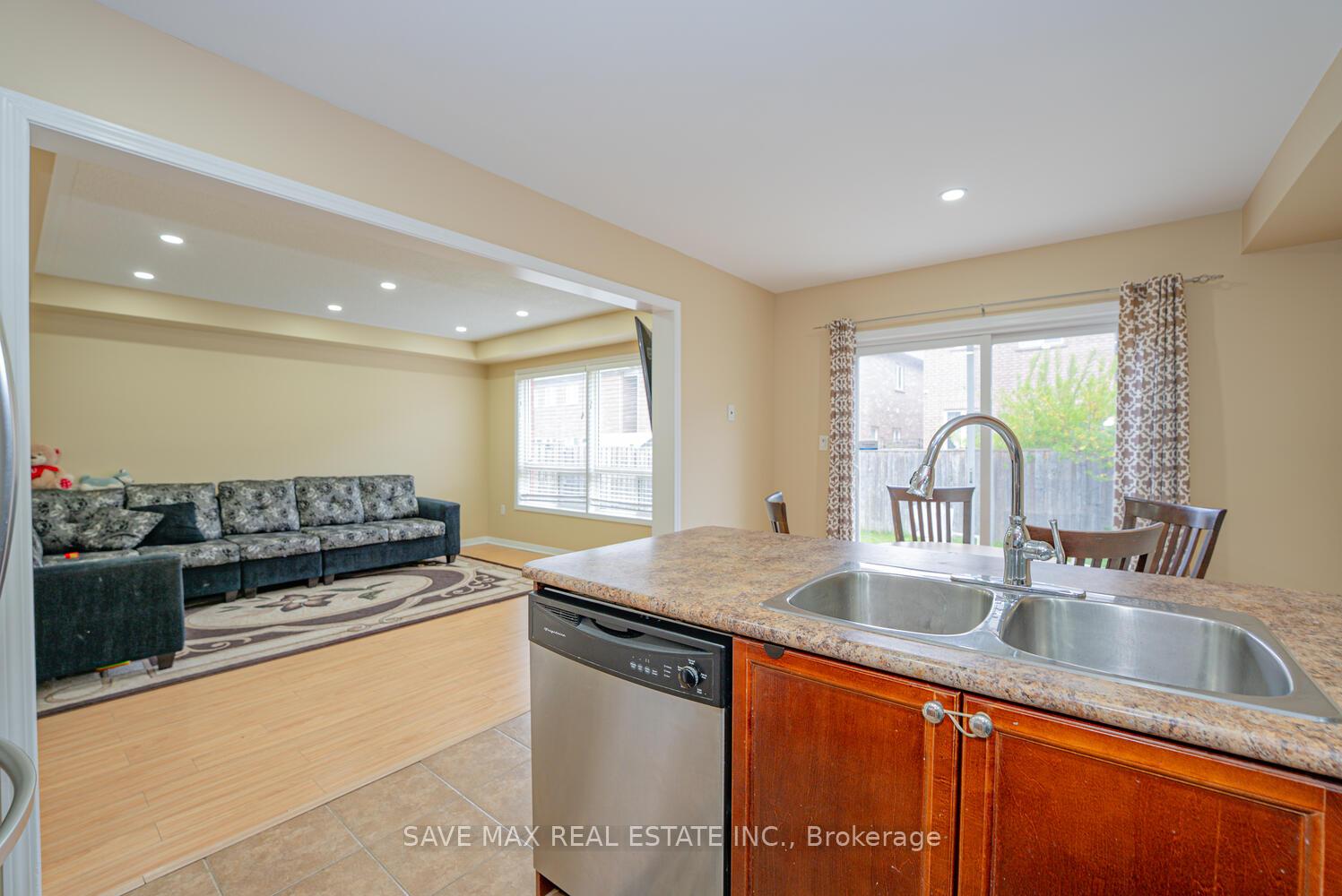 Photo 11 of 114 Decker Hollow Circle, Brampton, Credit Valley — HOMEH