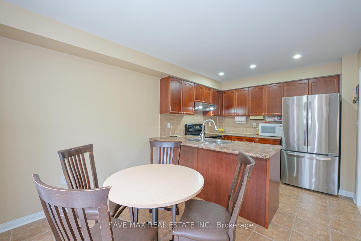 Photo 17 of 114 Decker Hollow Circle, Brampton, Credit Valley — HOMEH