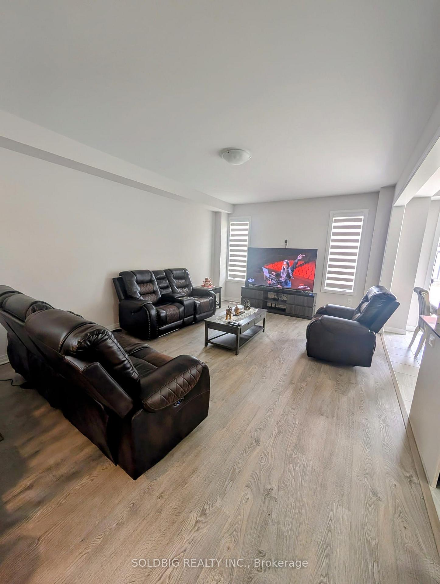 Photo 3 of 50 Prince Philip Boulevard, North Dumfries — HOMEH