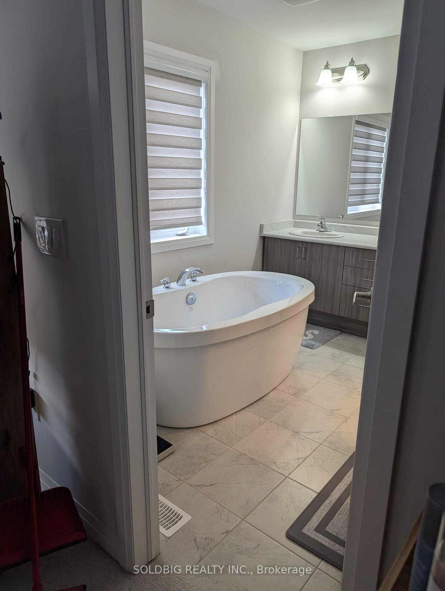 Photo 10 of 50 Prince Philip Boulevard, North Dumfries — HOMEH