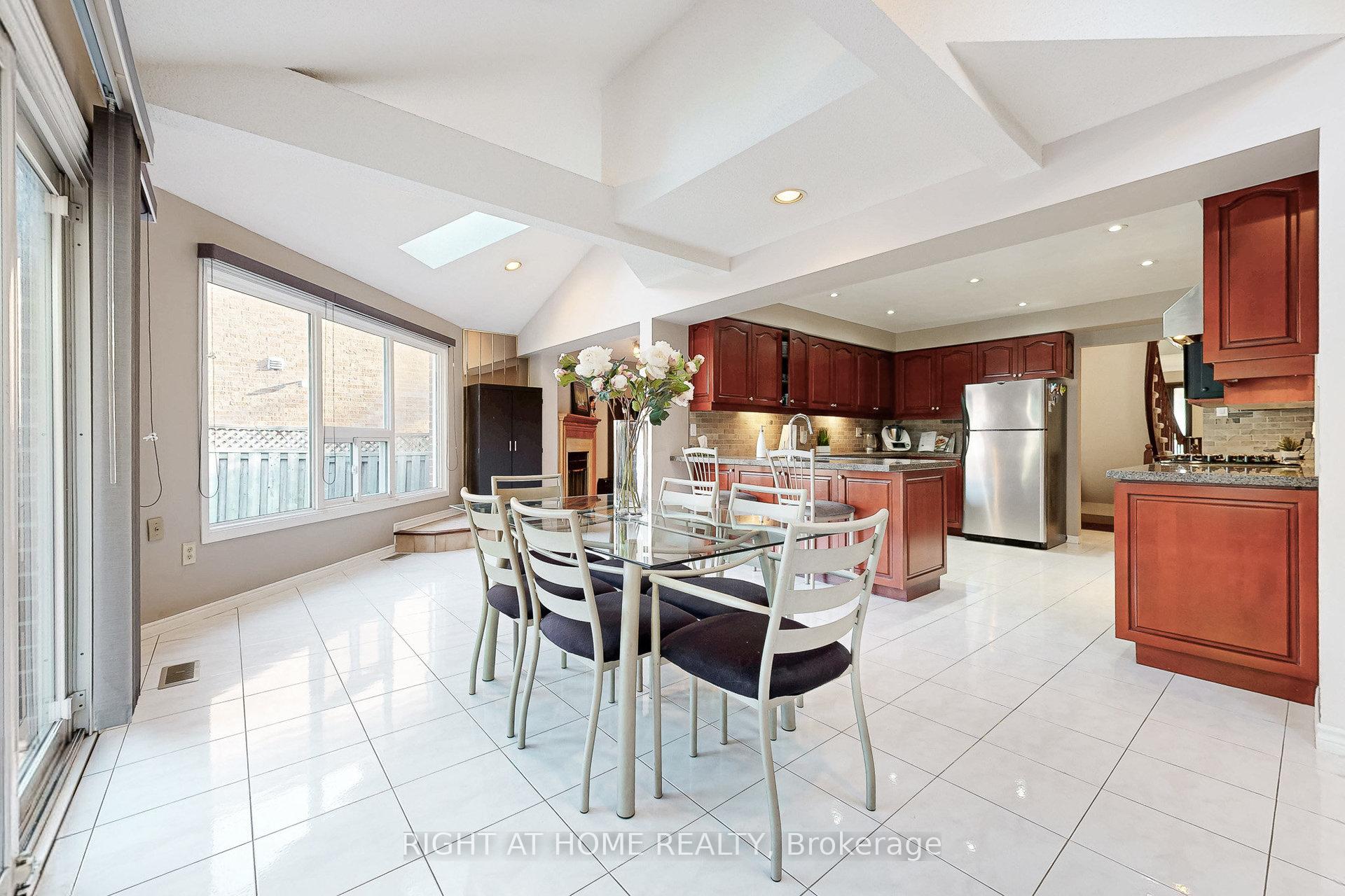Photo 11 of 8 Lockridge Avenue, Markham, Unionville — HOMEH