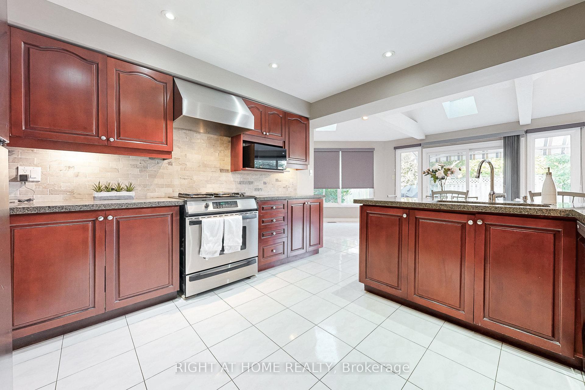 Photo 13 of 8 Lockridge Avenue, Markham, Unionville — HOMEH