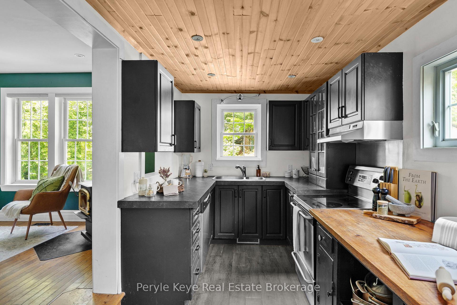 Photo 11 of 9 King Street, Bracebridge, Macaulay — HOMEH