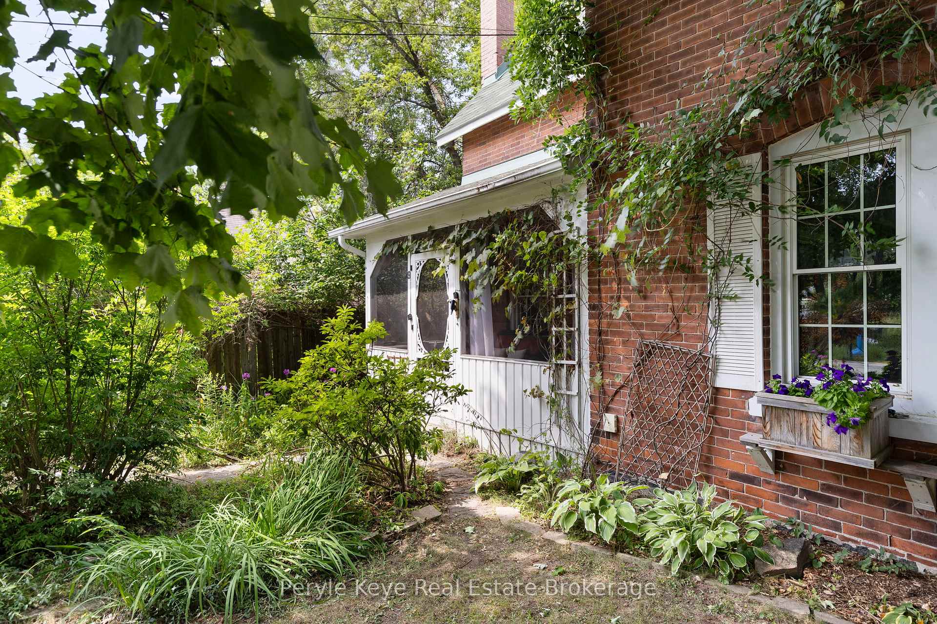 Photo 20 of 9 King Street, Bracebridge, Macaulay — HOMEH