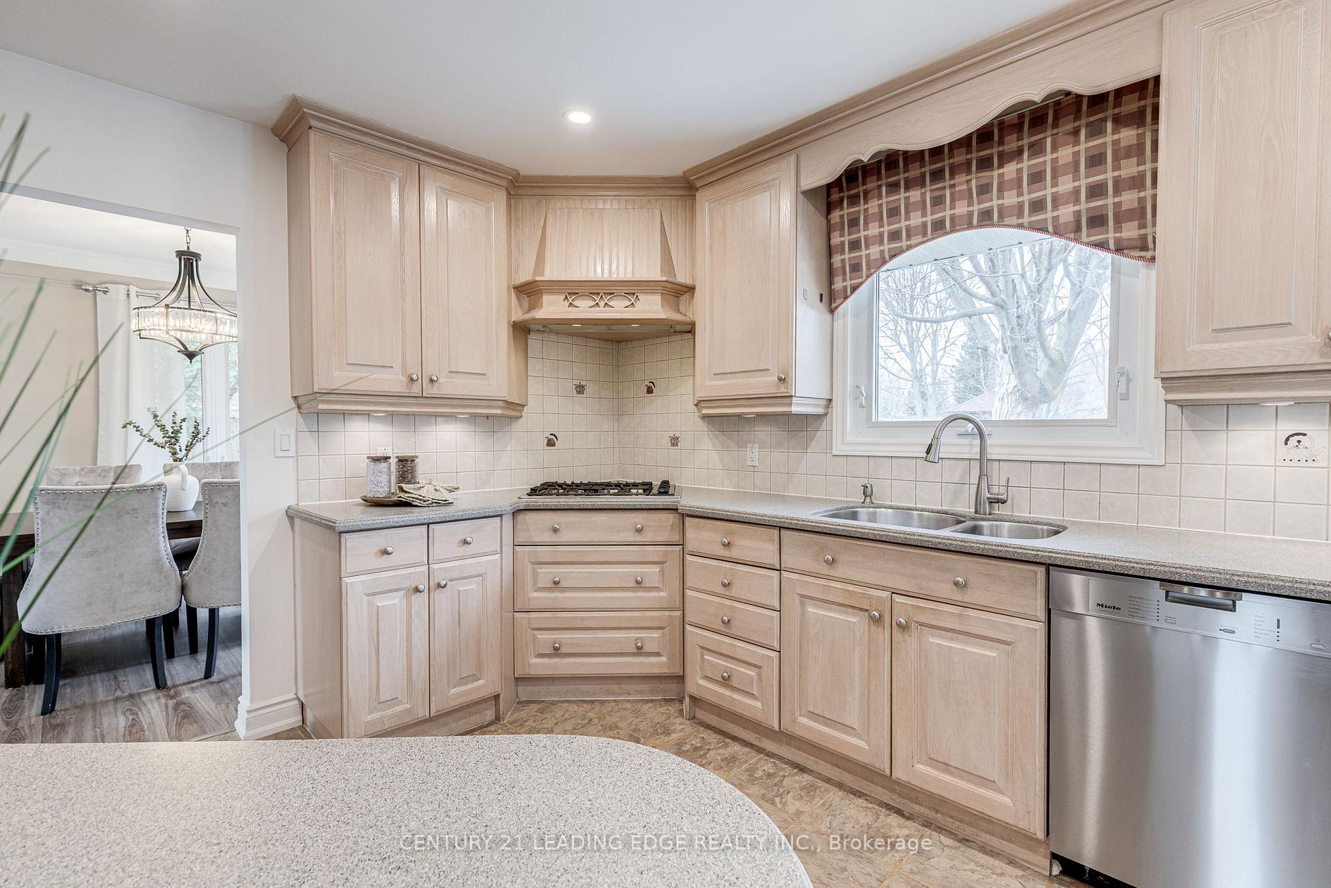 Photo 8 of 116 Broadview Avenue, Whitby, Blue Grass Meadows — HOMEH