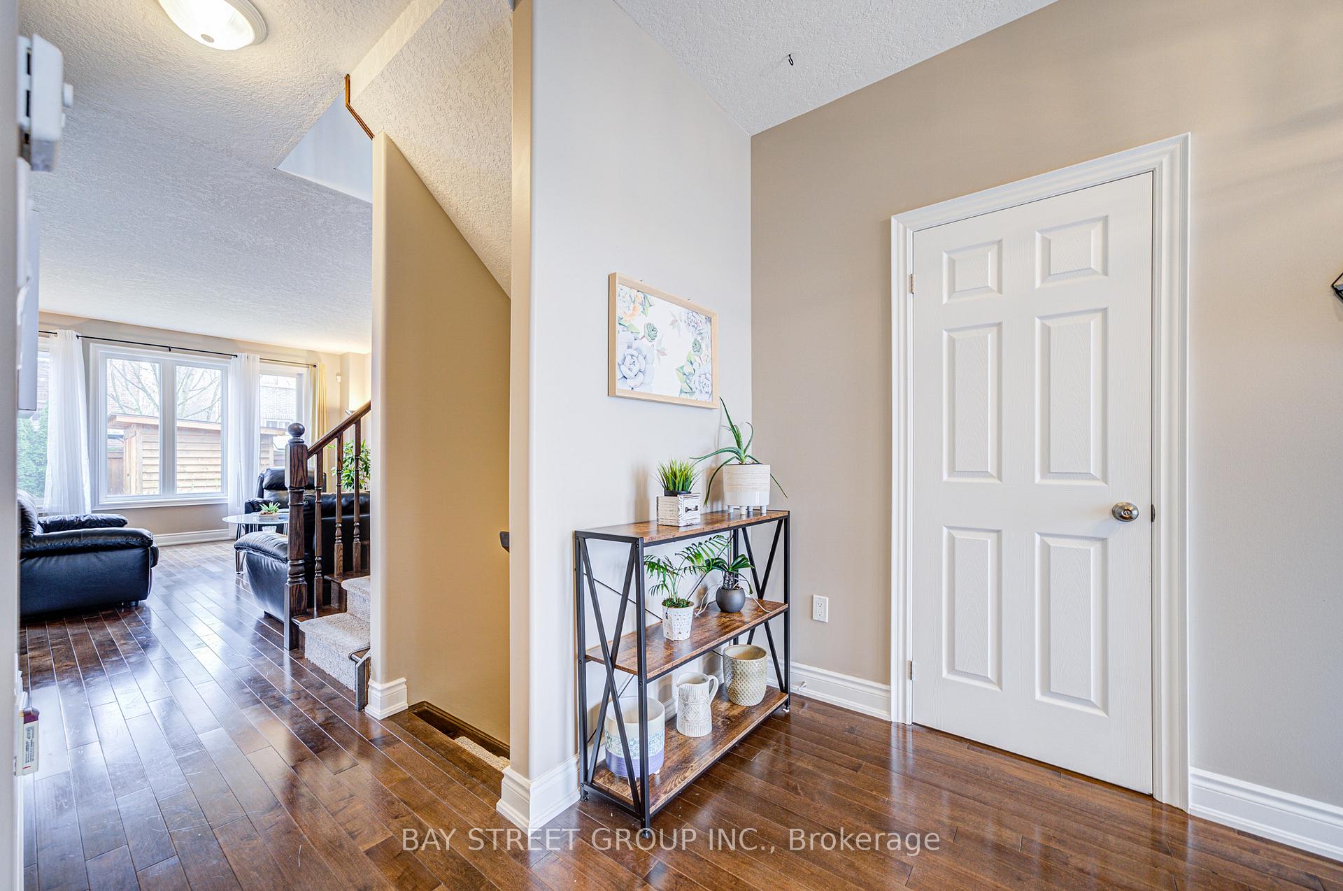 Photo 5 of 77 Graihawk Drive, Barrie, Ardagh — HOMEH