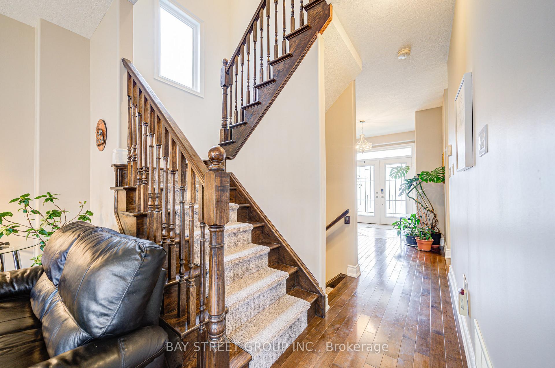 Photo 3 of 77 Graihawk Drive, Barrie, Ardagh — HOMEH