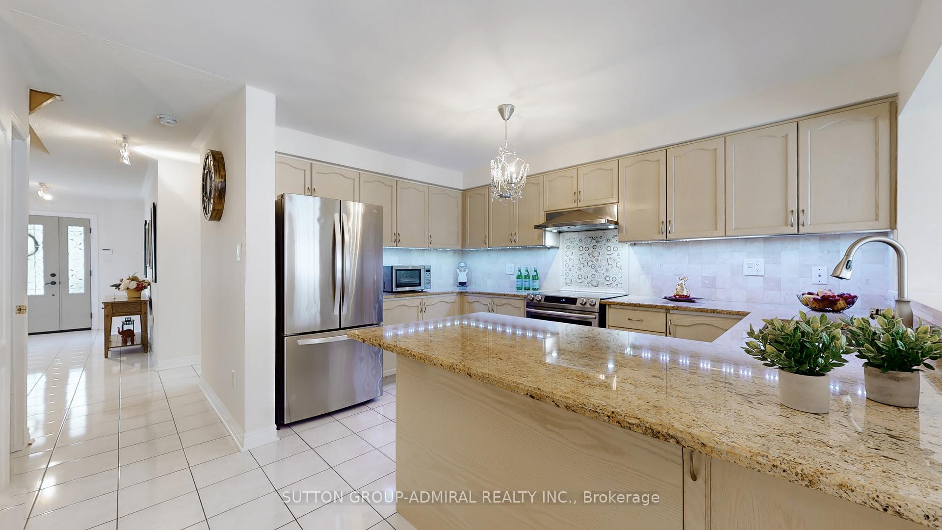 Photo 9 of 7 Rockview Gardens, Vaughan, Concord — HOMEH