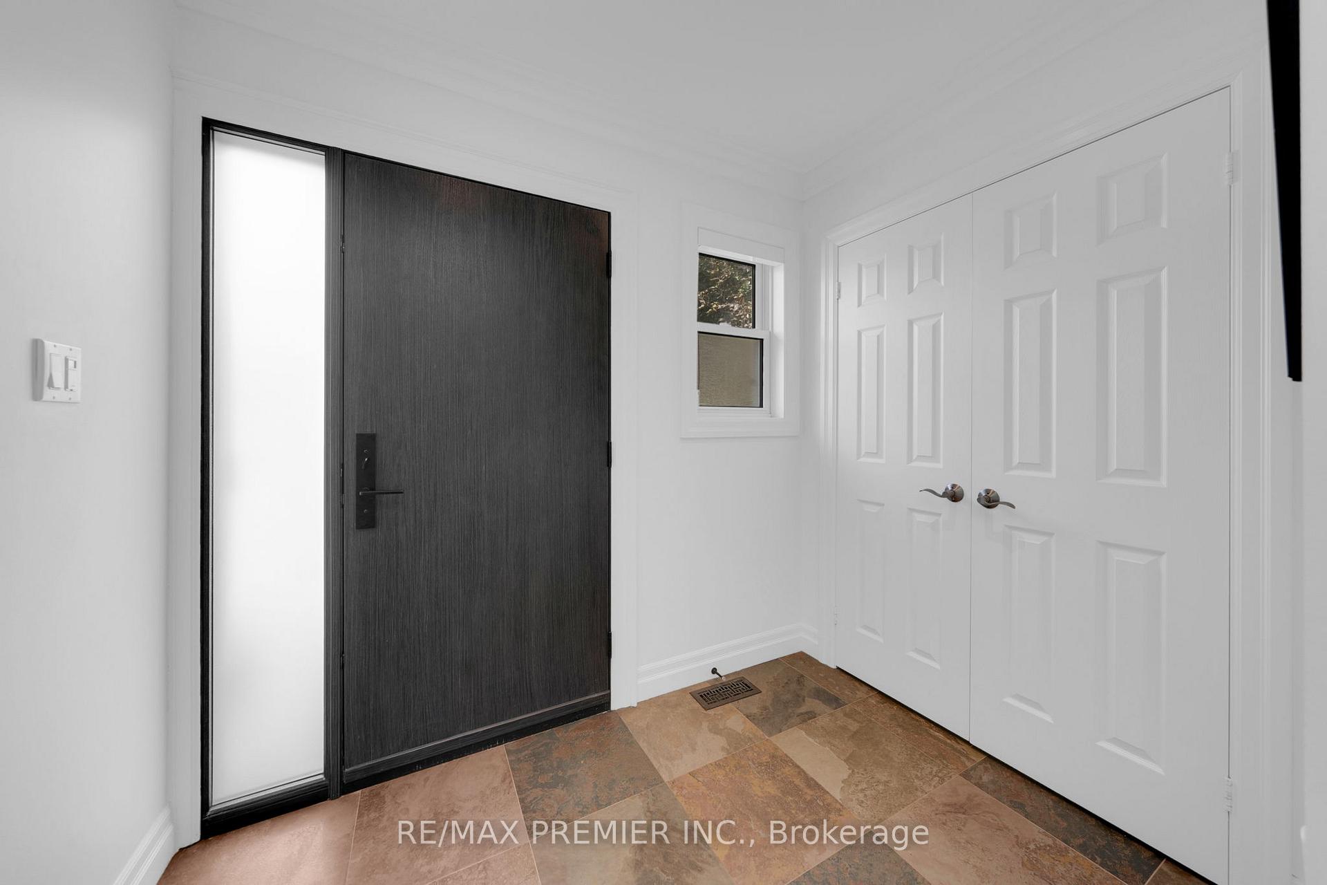 Photo 5 of 42 Windridge Drive, Markham, Bullock — HOMEH