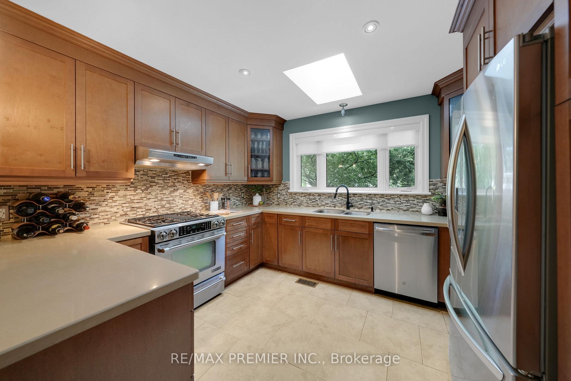 Photo 8 of 42 Windridge Drive, Markham, Bullock — HOMEH