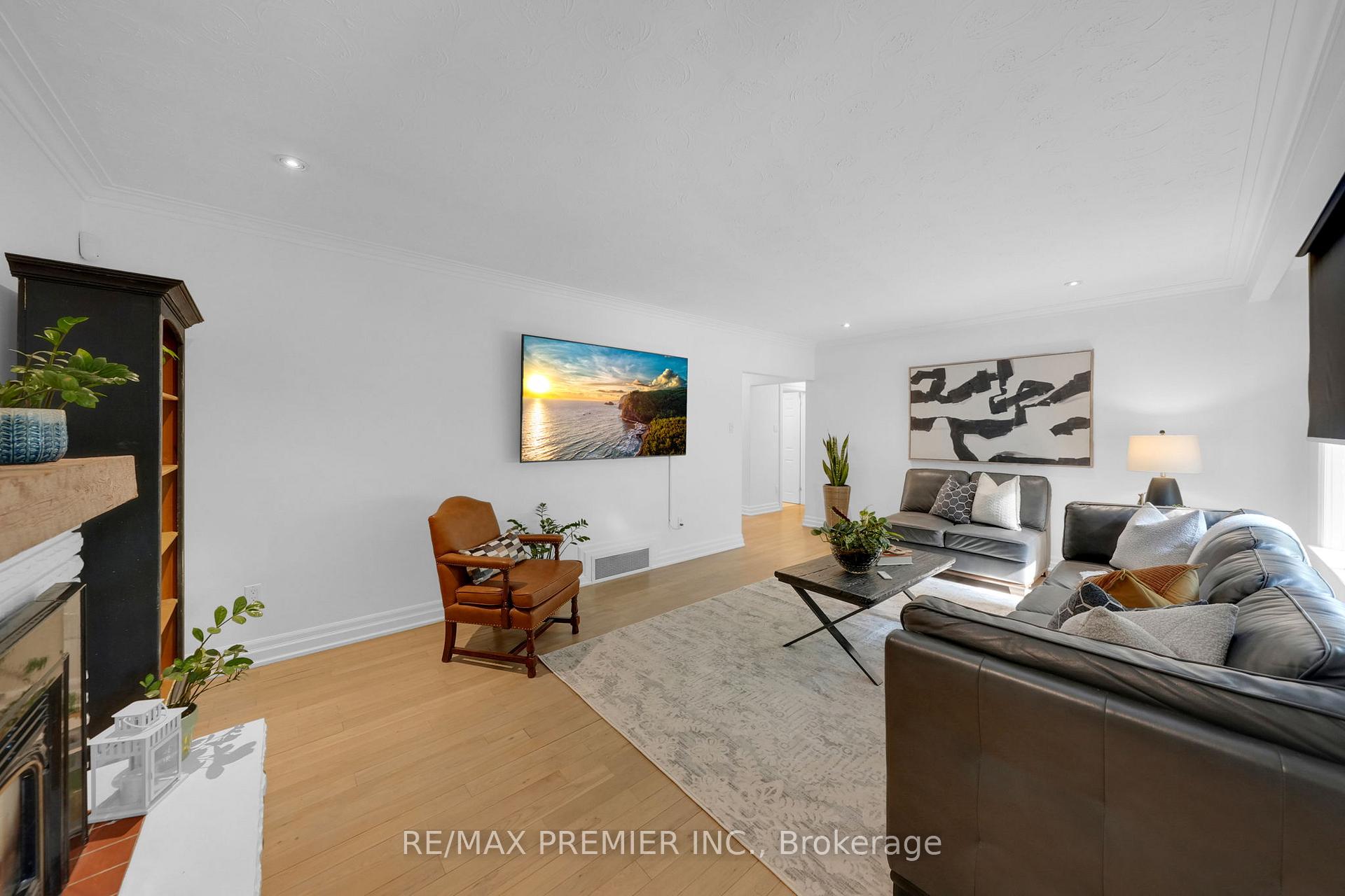 Photo 7 of 42 Windridge Drive, Markham, Bullock — HOMEH
