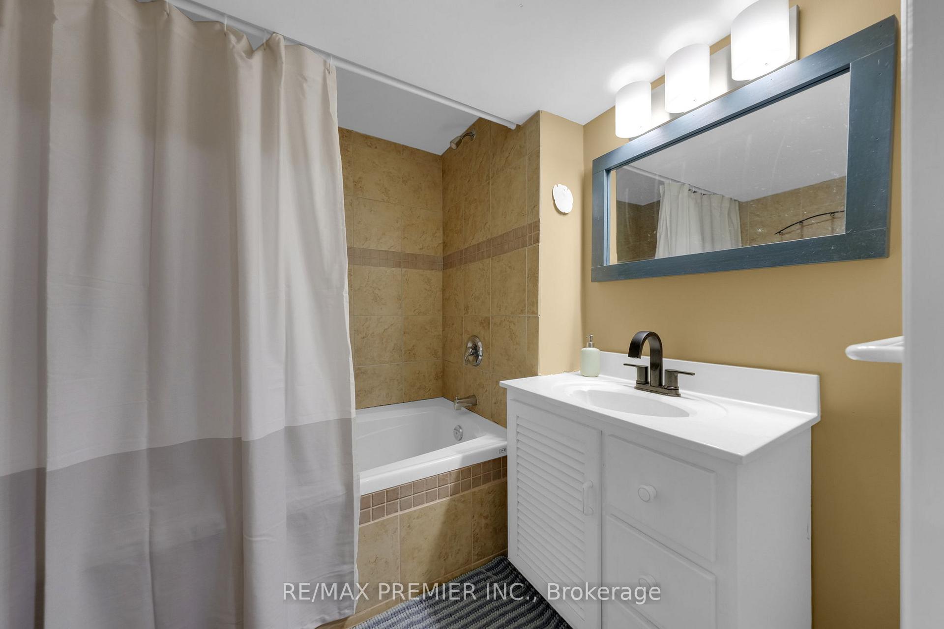 Photo 40 of 42 Windridge Drive, Markham, Bullock — HOMEH