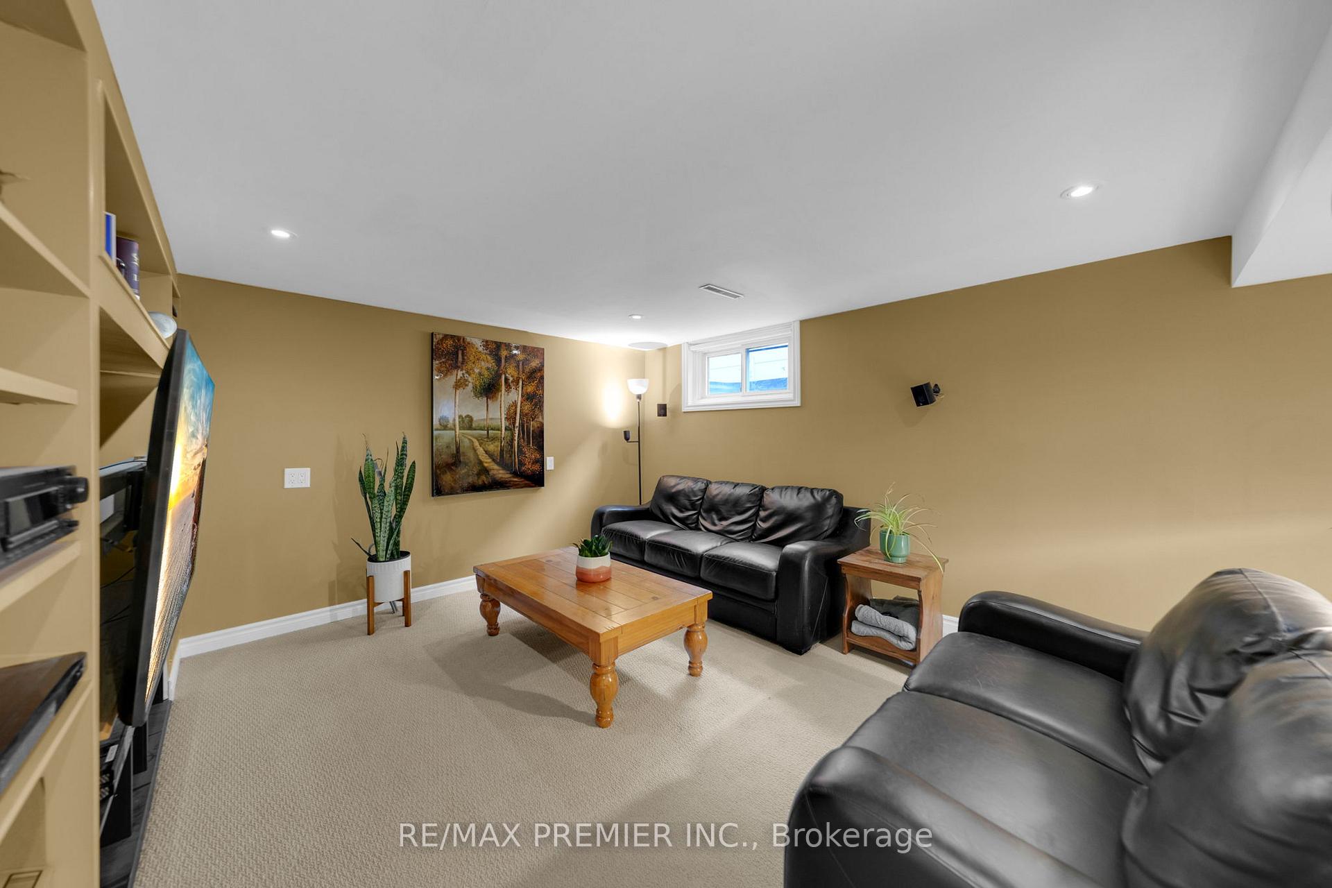 Photo 9 of 42 Windridge Drive, Markham, Bullock — HOMEH