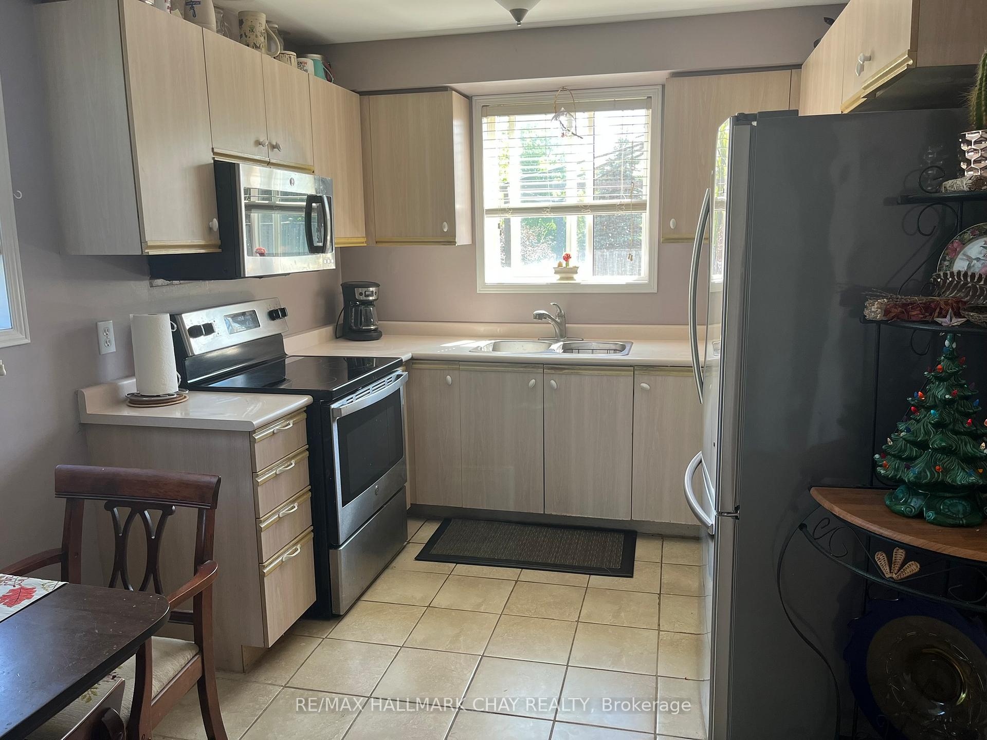 Photo 4 of 29 Charleson Drive, Barrie, Holly — HOMEH