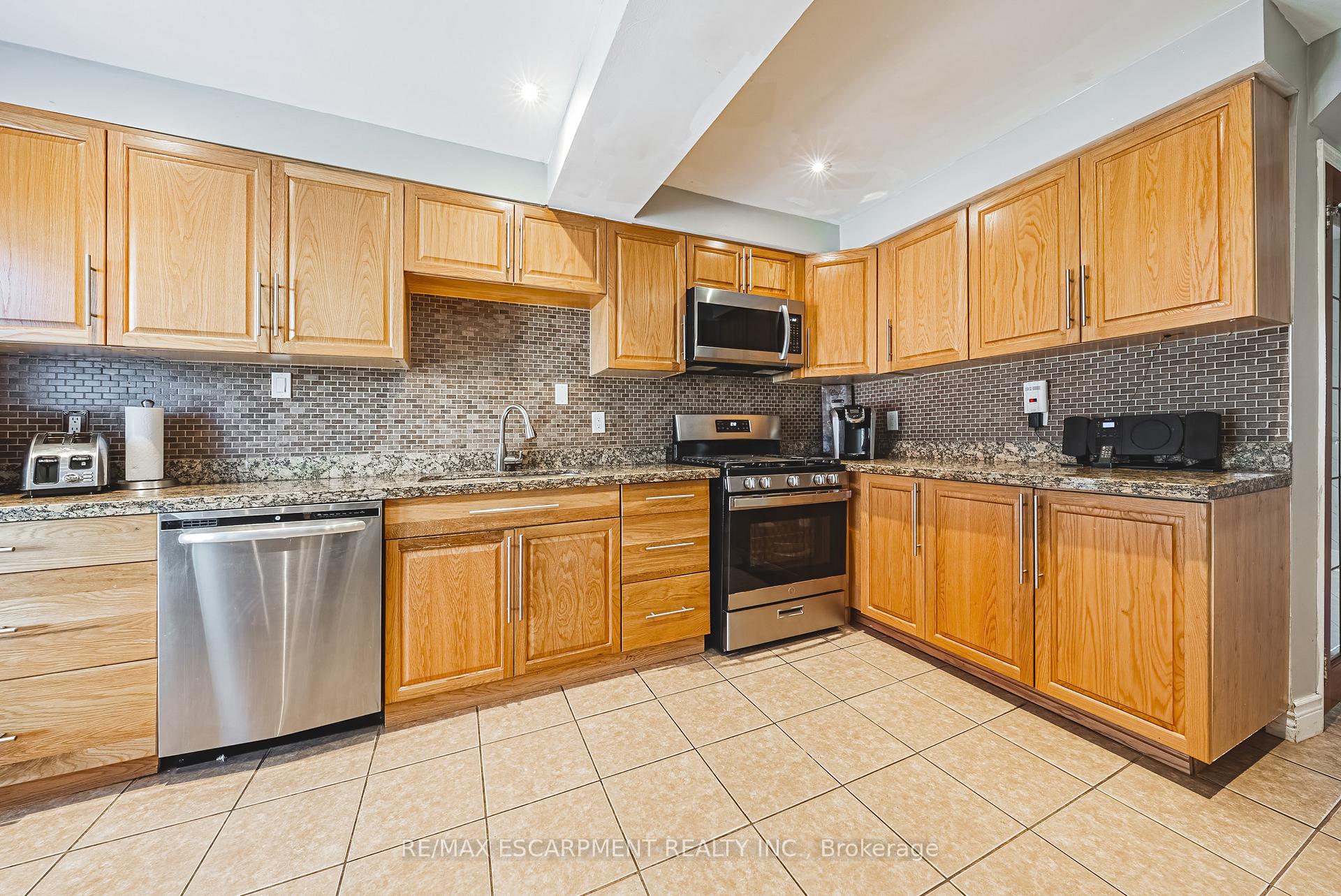 Photo 23 of 412 Melanie Crescent, Hamilton, Ancaster — HOMEH