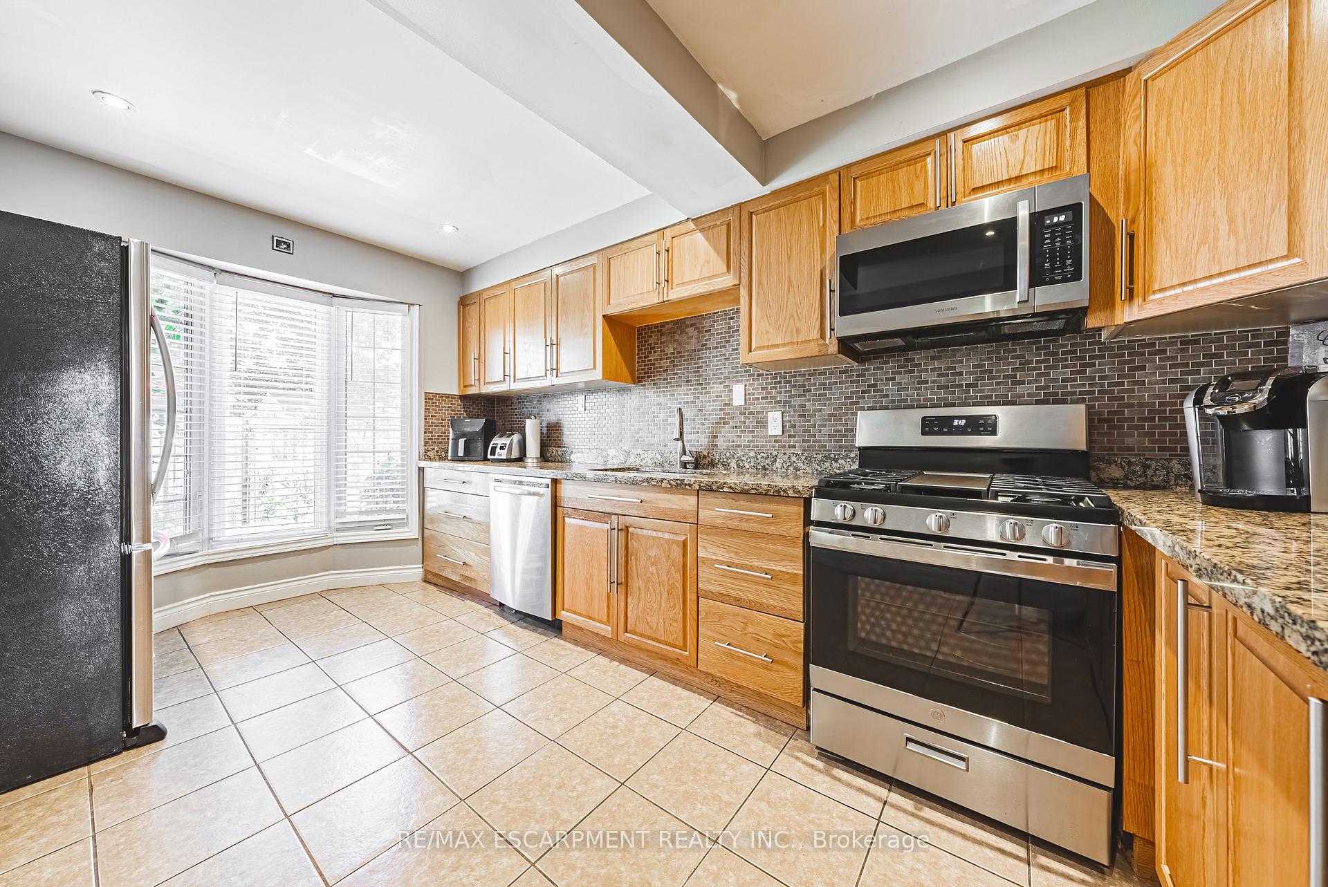 Photo 18 of 412 Melanie Crescent, Hamilton, Ancaster — HOMEH