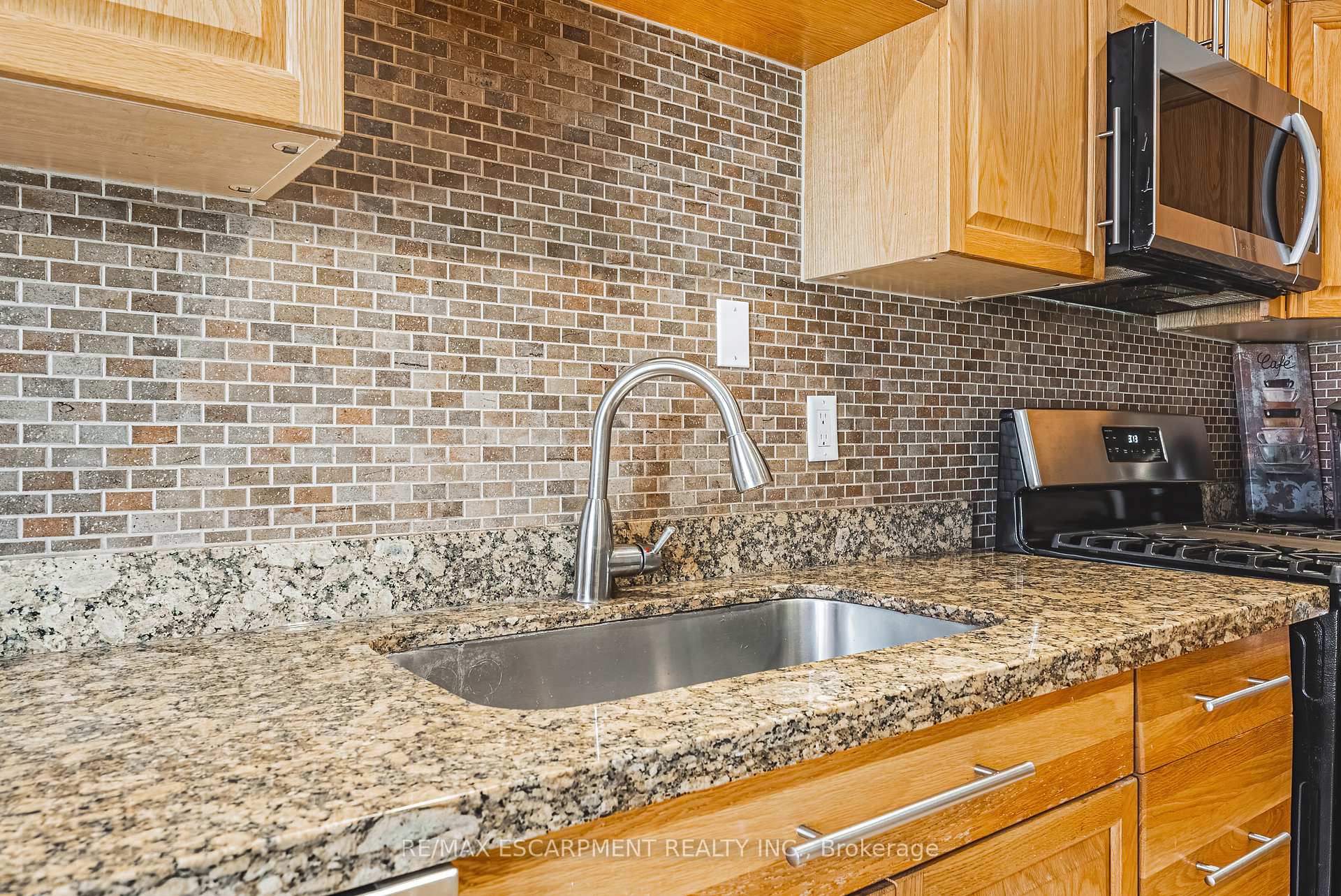 Photo 12 of 412 Melanie Crescent, Hamilton, Ancaster — HOMEH