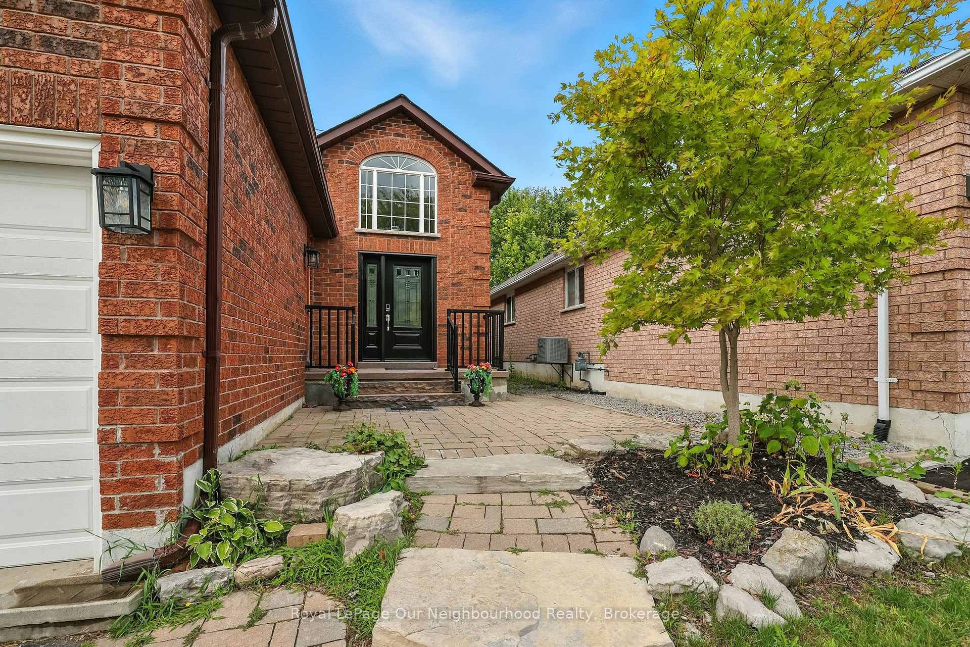 Photo 2 of 94 West Side Drive, Clarington, Bowmanville — HOMEH