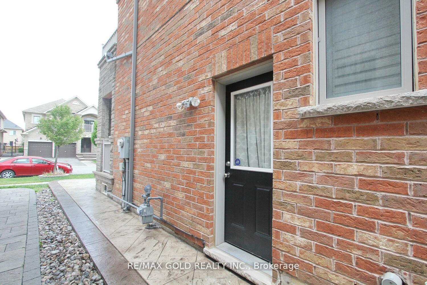 Photo 18 of 14 Lisson Crescent, Brampton, Credit Valley — HOMEH