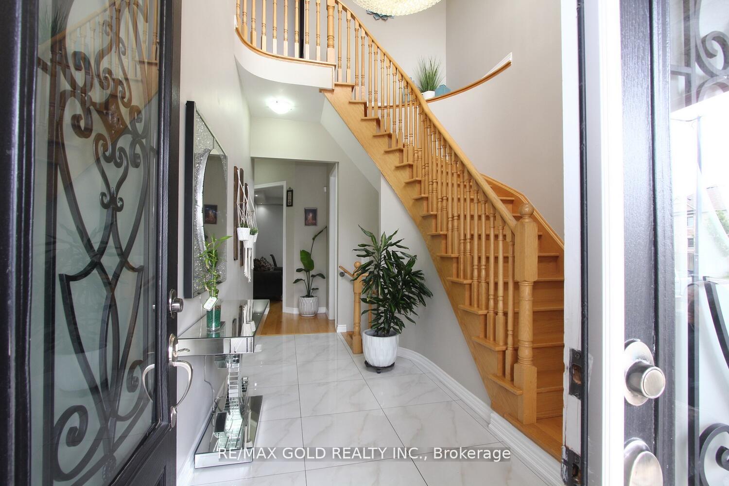 Photo 16 of 14 Lisson Crescent, Brampton, Credit Valley — HOMEH