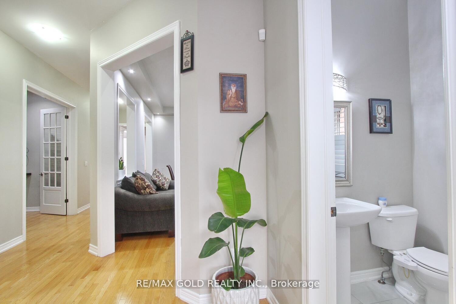 Photo 8 of 14 Lisson Crescent, Brampton, Credit Valley — HOMEH