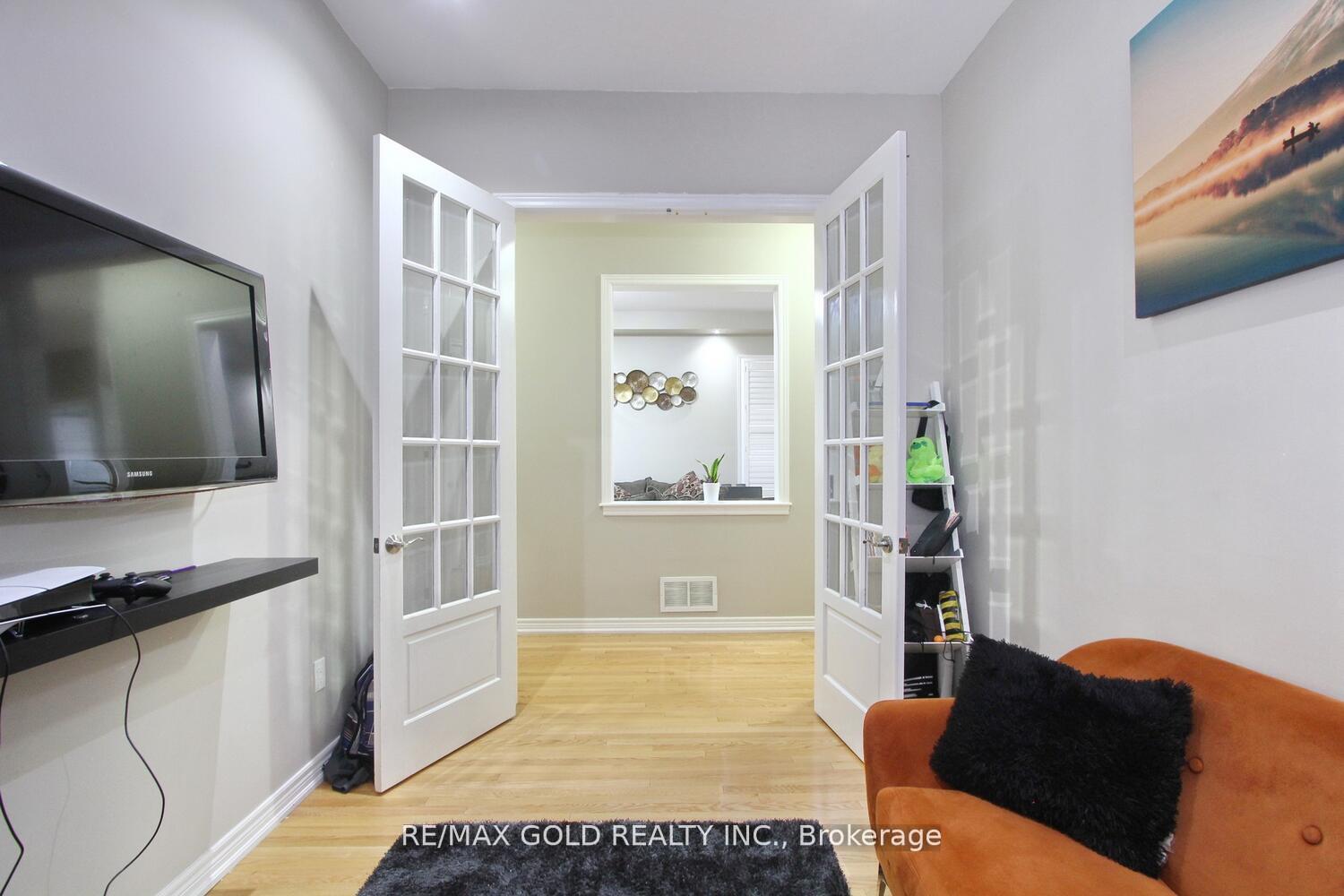Photo 3 of 14 Lisson Crescent, Brampton, Credit Valley — HOMEH