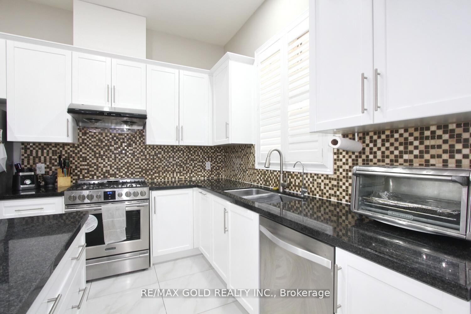 Photo 19 of 14 Lisson Crescent, Brampton, Credit Valley — HOMEH