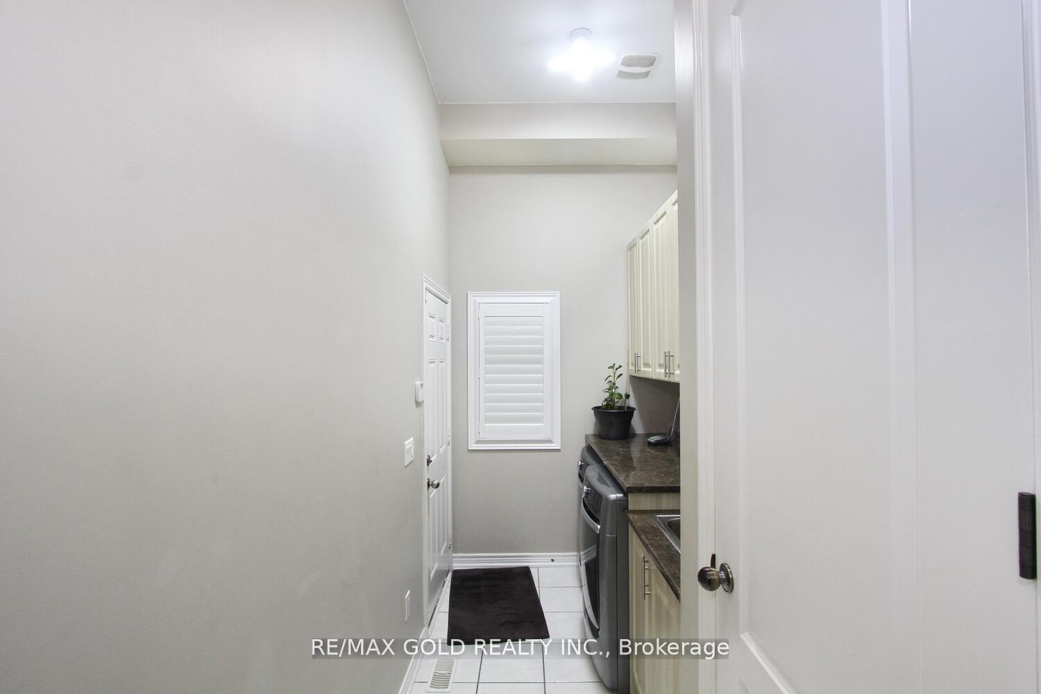 Photo 4 of 14 Lisson Crescent, Brampton, Credit Valley — HOMEH