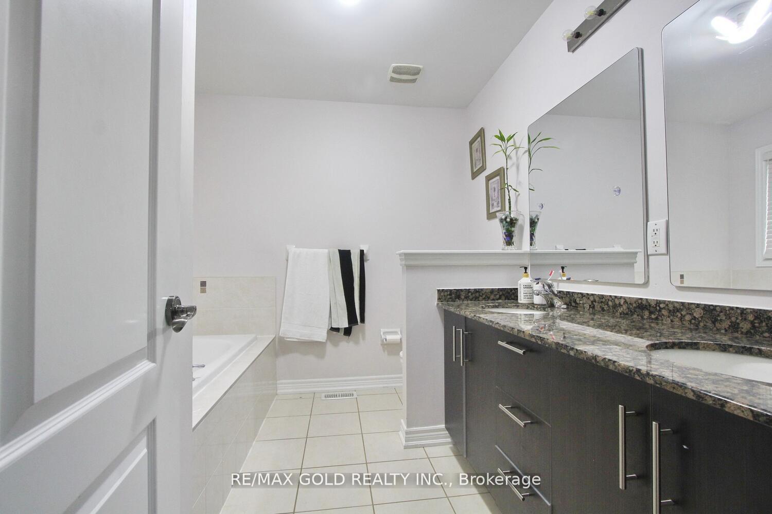 Photo 5 of 14 Lisson Crescent, Brampton, Credit Valley — HOMEH