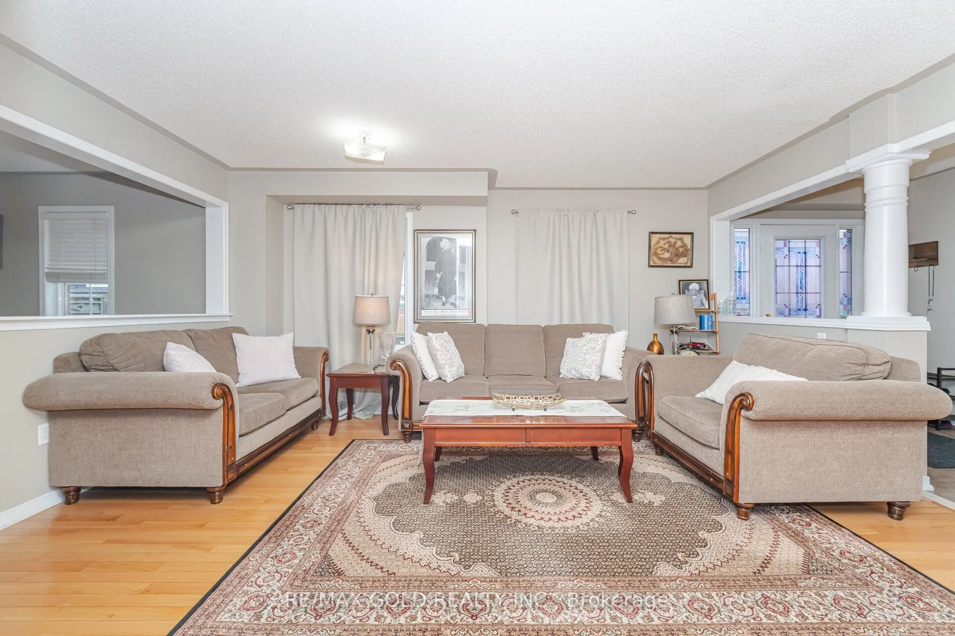 Photo 5 of 92 Bellchase Trail, Brampton, Bram East — HOMEH