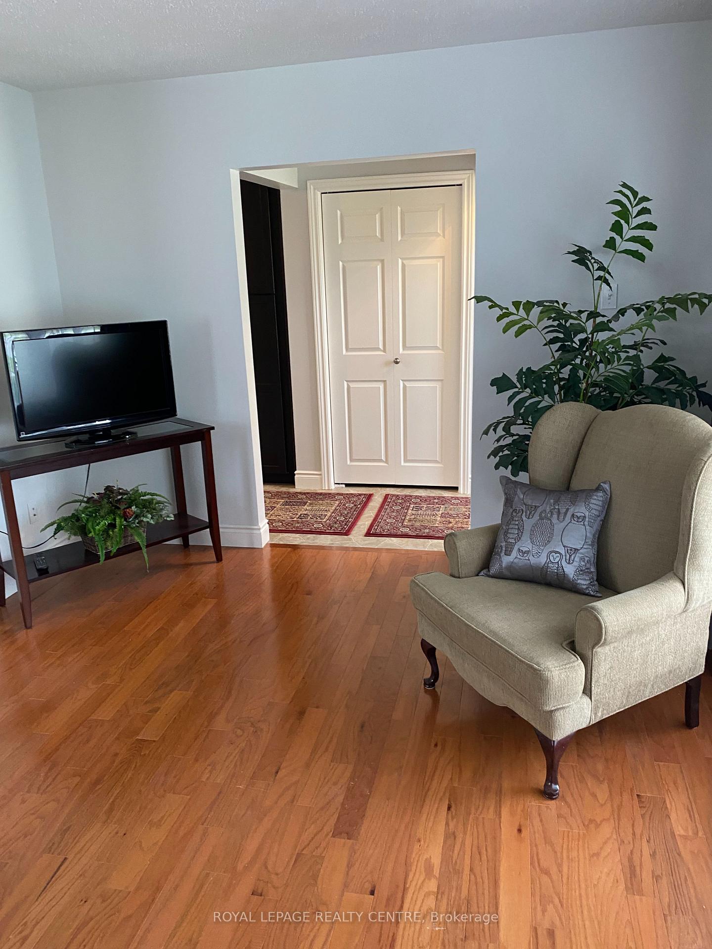Photo 3 of 35 Aintree Crescent, Brampton, Avondale — HOMEH