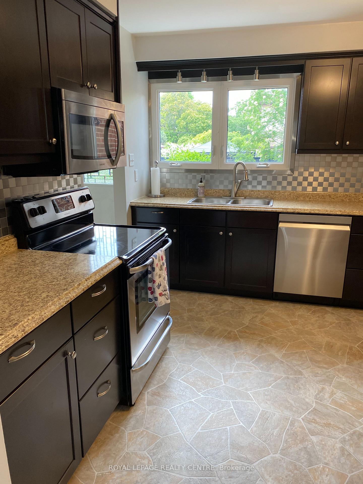 Photo 10 of 35 Aintree Crescent, Brampton, Avondale — HOMEH