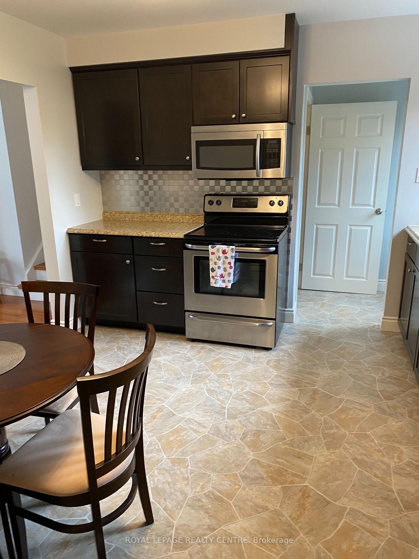 Photo 4 of 35 Aintree Crescent, Brampton, Avondale — HOMEH