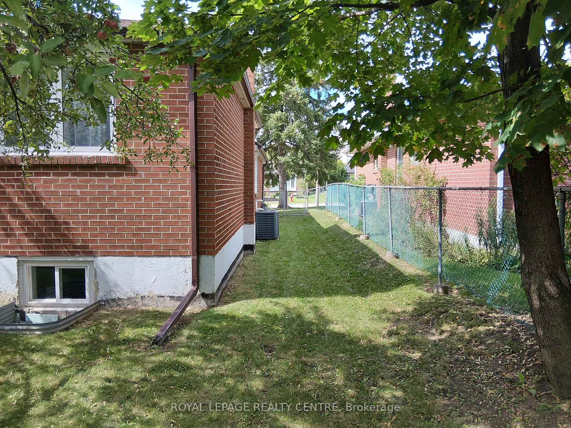 Photo 24 of 35 Aintree Crescent, Brampton, Avondale — HOMEH