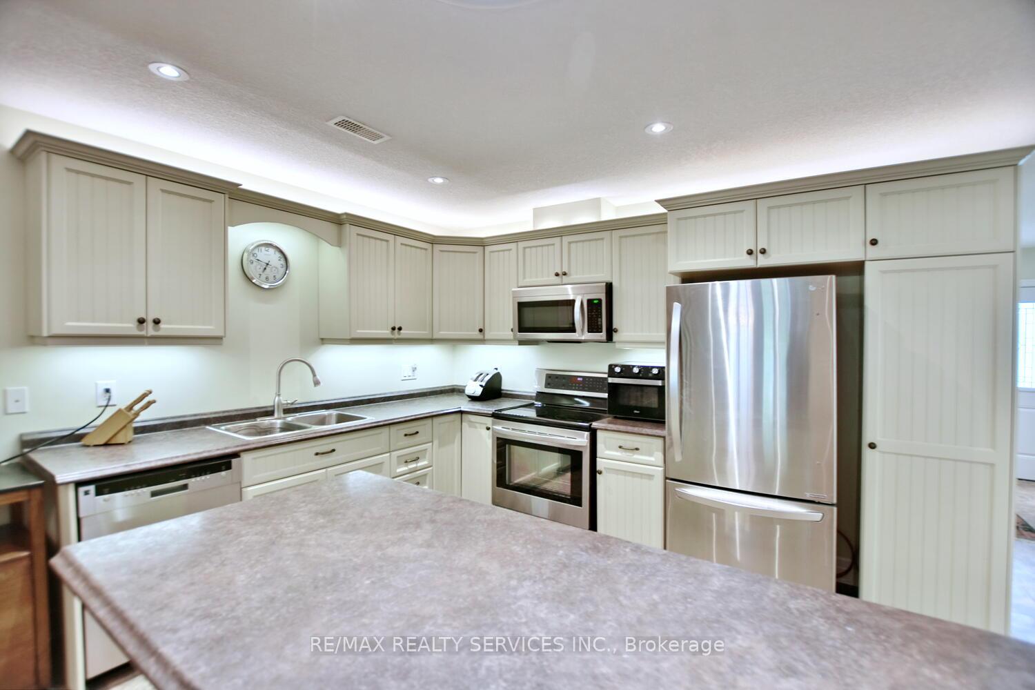 Photo 7 of 45 Clover Crescent, Wasaga Beach — HOMEH