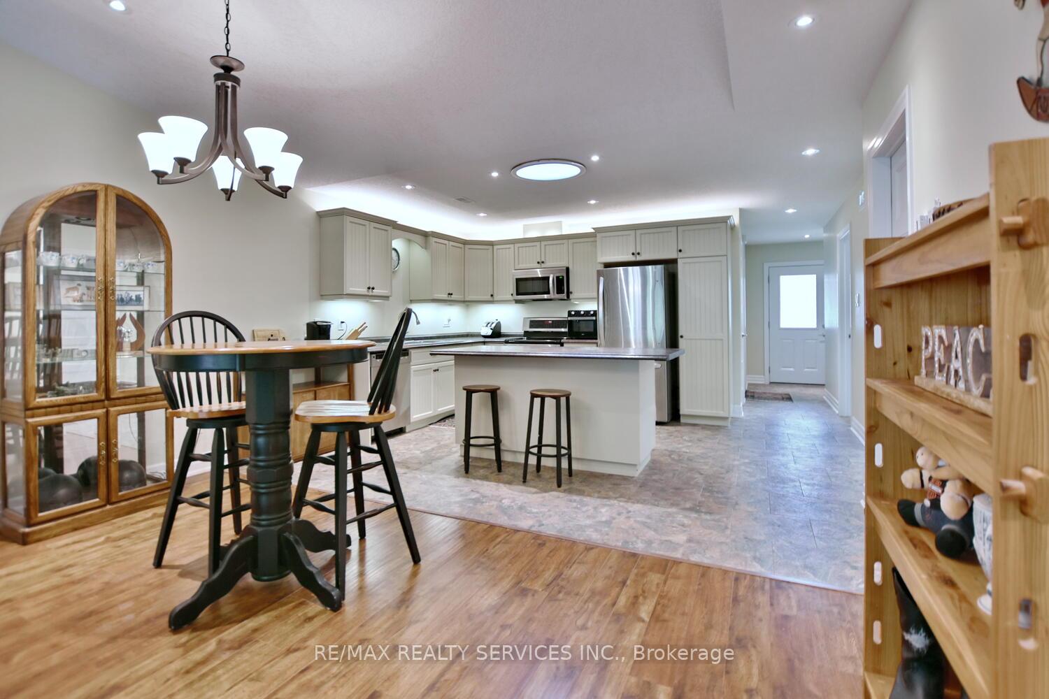Photo 11 of 45 Clover Crescent, Wasaga Beach — HOMEH