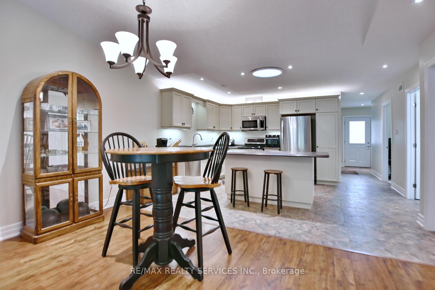 Photo 10 of 45 Clover Crescent, Wasaga Beach — HOMEH
