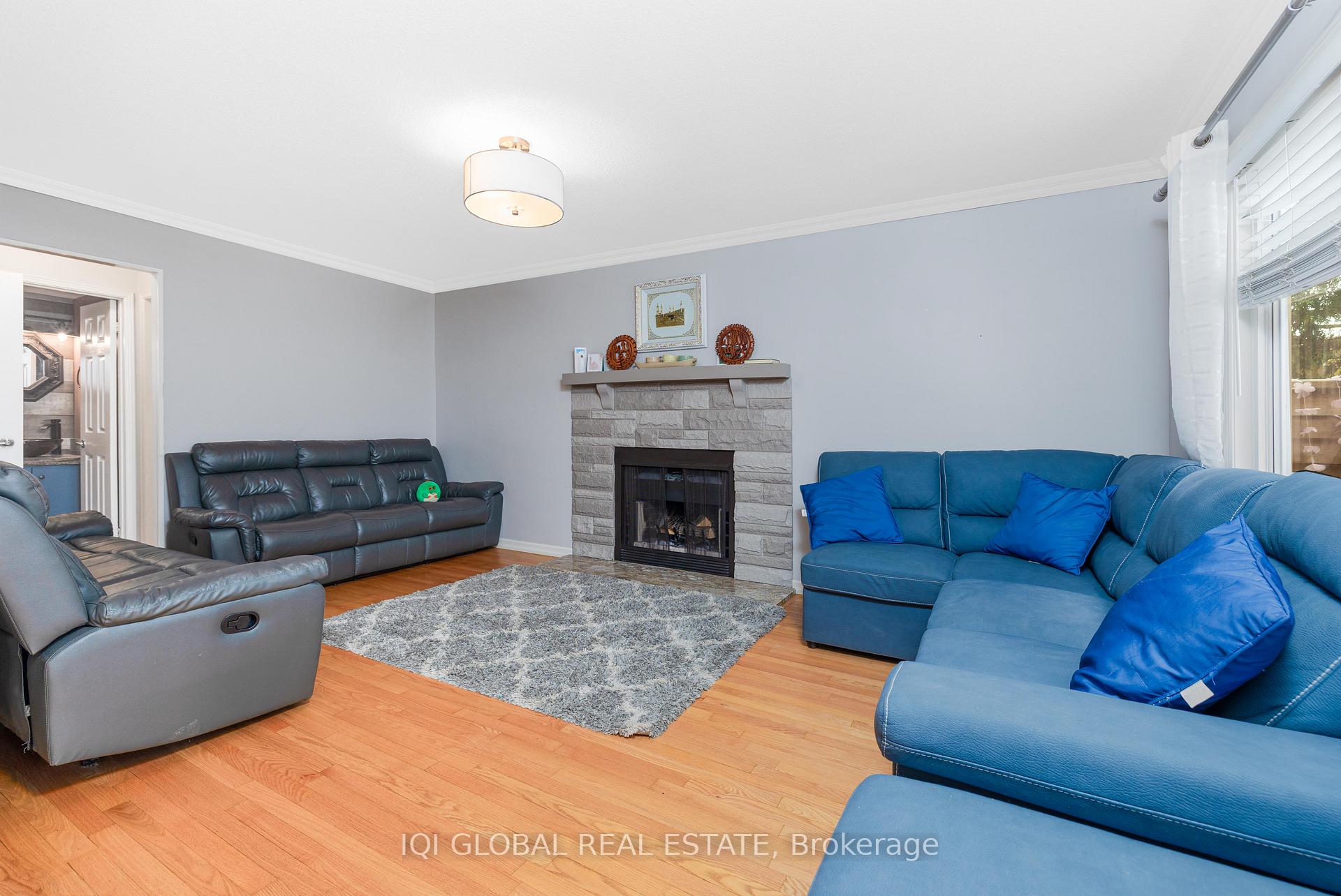 Photo 2 of 895 Ripley Crescent, Oshawa, Pinecrest — HOMEH
