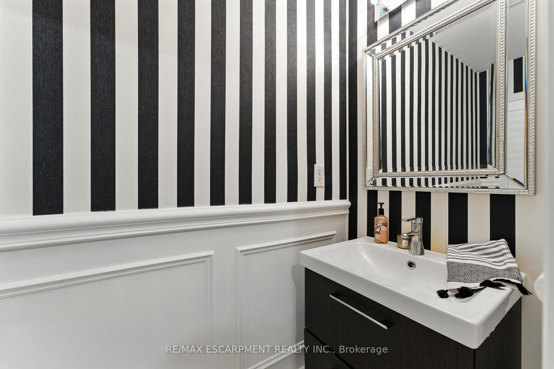 Photo 10 of 2484 Whitehorn Drive, Burlington, Orchard — HOMEH