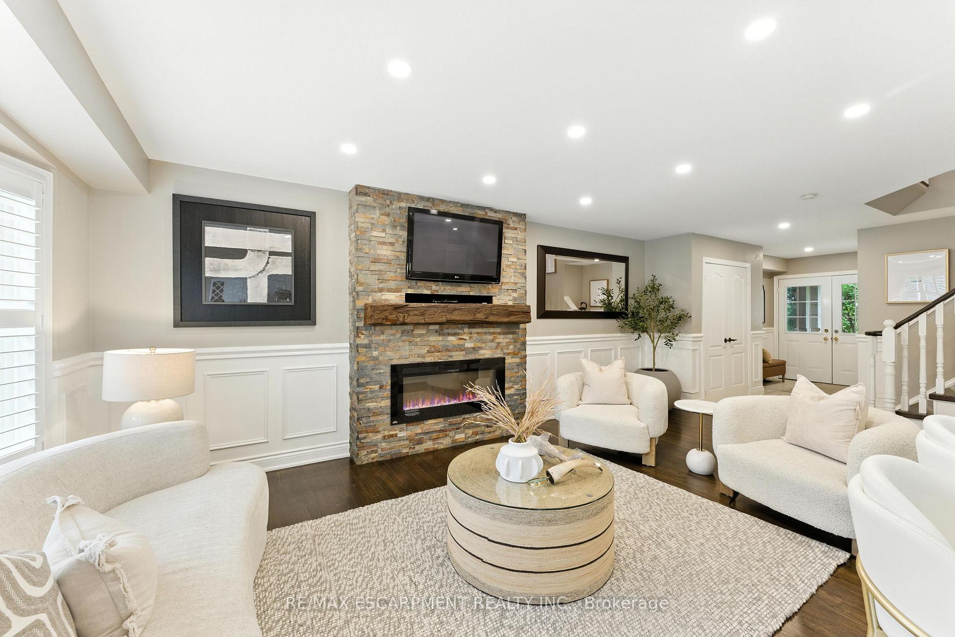 Photo 2 of 2484 Whitehorn Drive, Burlington, Orchard — HOMEH