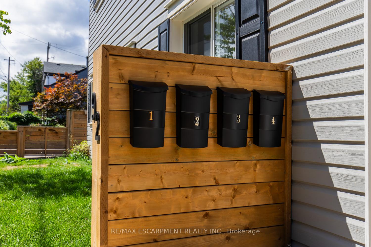 Photo 2 of 92 Pearl Street S, Hamilton, Strathcona — HOMEH
