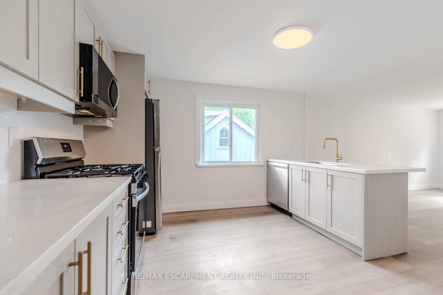 Photo 5 of 92 Pearl Street S, Hamilton, Strathcona — HOMEH