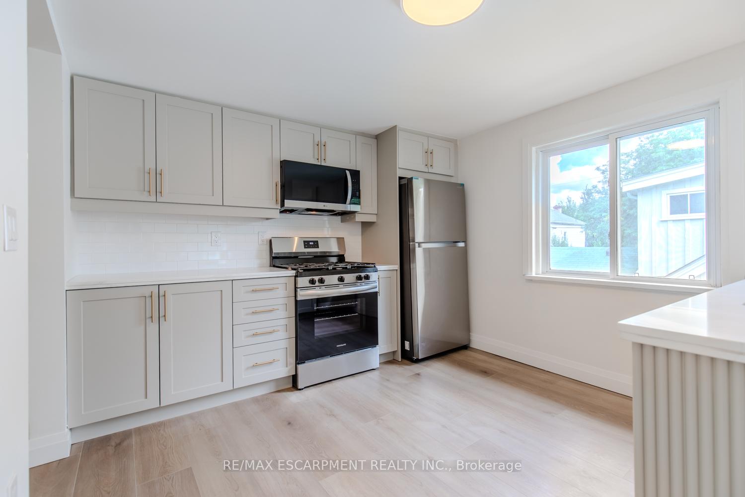 Photo 9 of 92 Pearl Street S, Hamilton, Strathcona — HOMEH