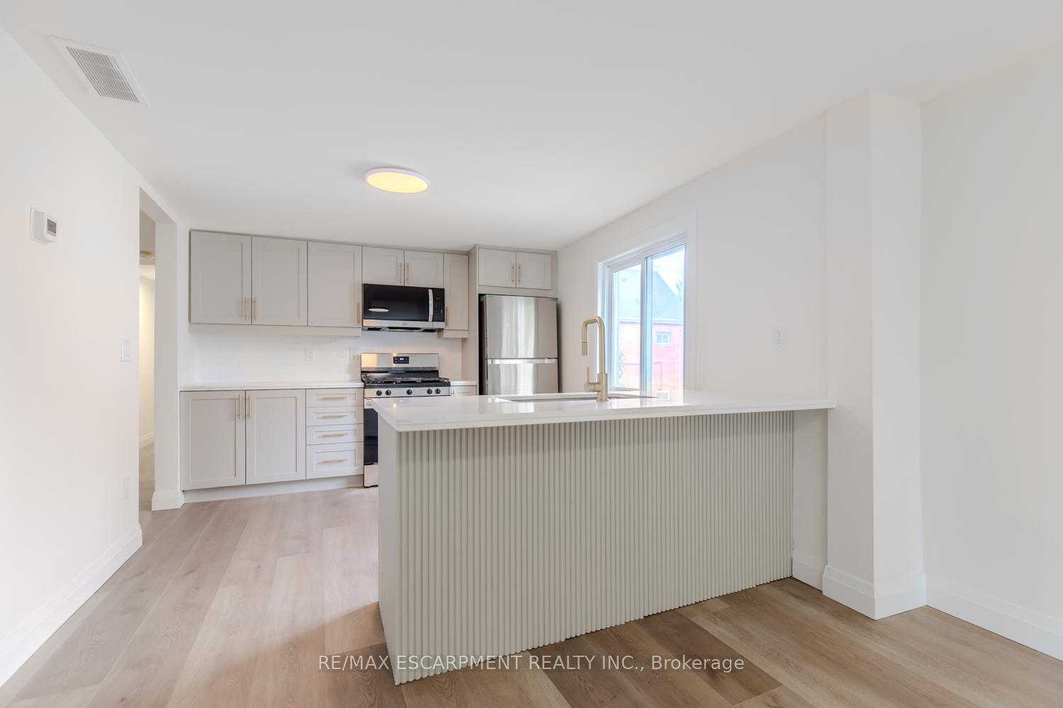 Photo 12 of 92 Pearl Street S, Hamilton, Strathcona — HOMEH