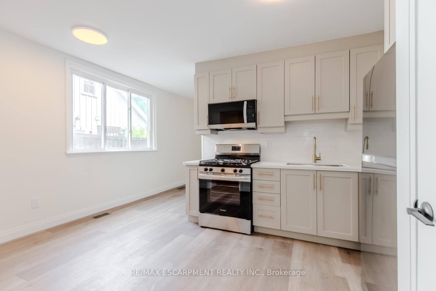Photo 28 of 92 Pearl Street S, Hamilton, Strathcona — HOMEH