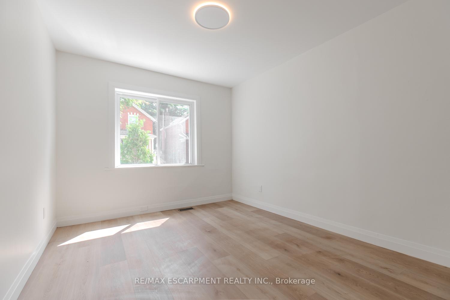 Photo 43 of 92 Pearl Street S, Hamilton, Strathcona — HOMEH