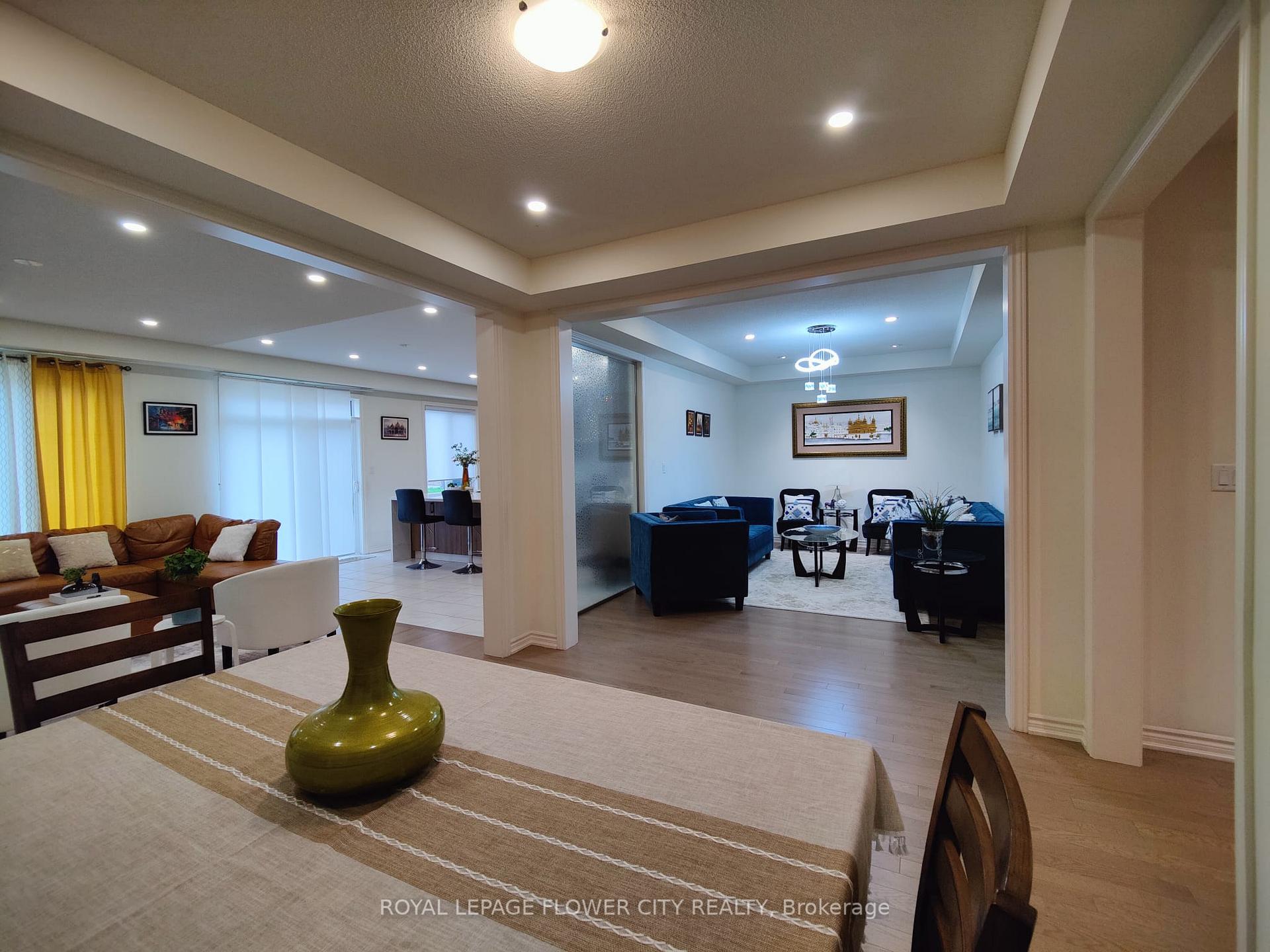 Photo 3 of 360 Valleyway Drive, Brampton, Credit Valley — HOMEH