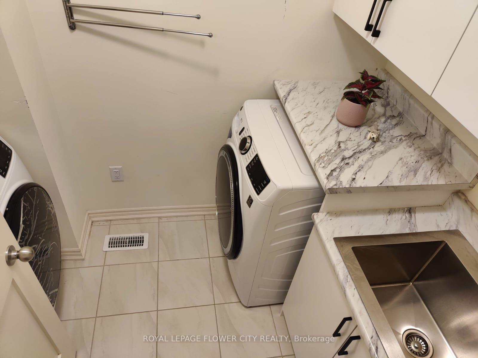 Photo 4 of 360 Valleyway Drive, Brampton, Credit Valley — HOMEH