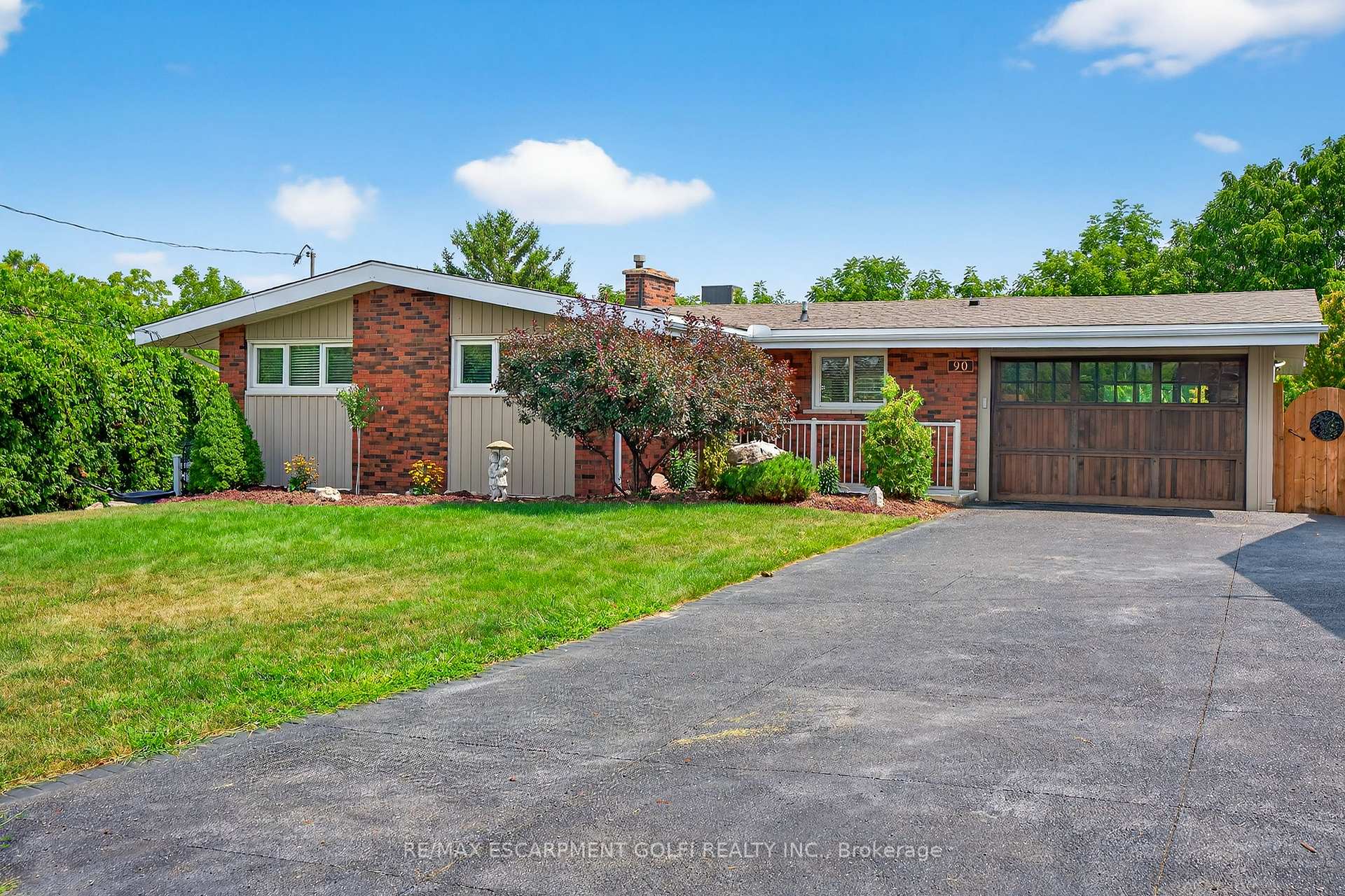 Front of 90 Mountain Avenue N